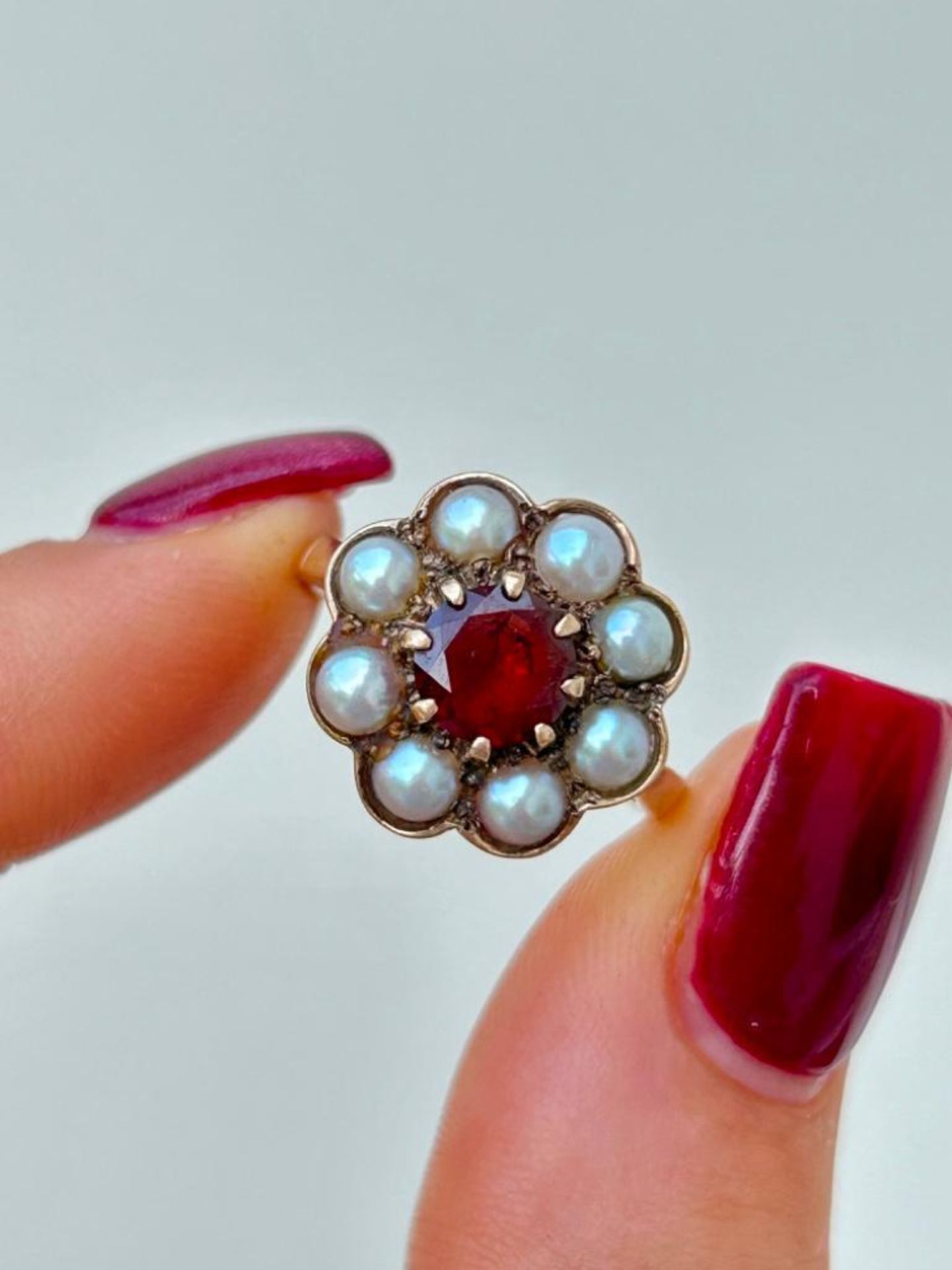 Chunky 9ct Yellow Gold Garnet and Pearl Ring - Image 5 of 7