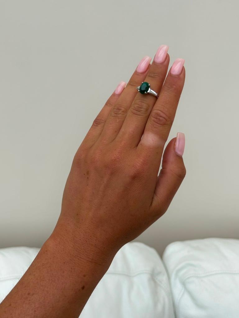 Wonderful Platinum Emerald Ring with Baguette Diamond Shoulders - Image 5 of 7