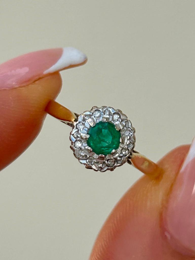 Wonderful 18ct Yellow Gold Emerald and Diamond Cluster Ring - Image 2 of 8