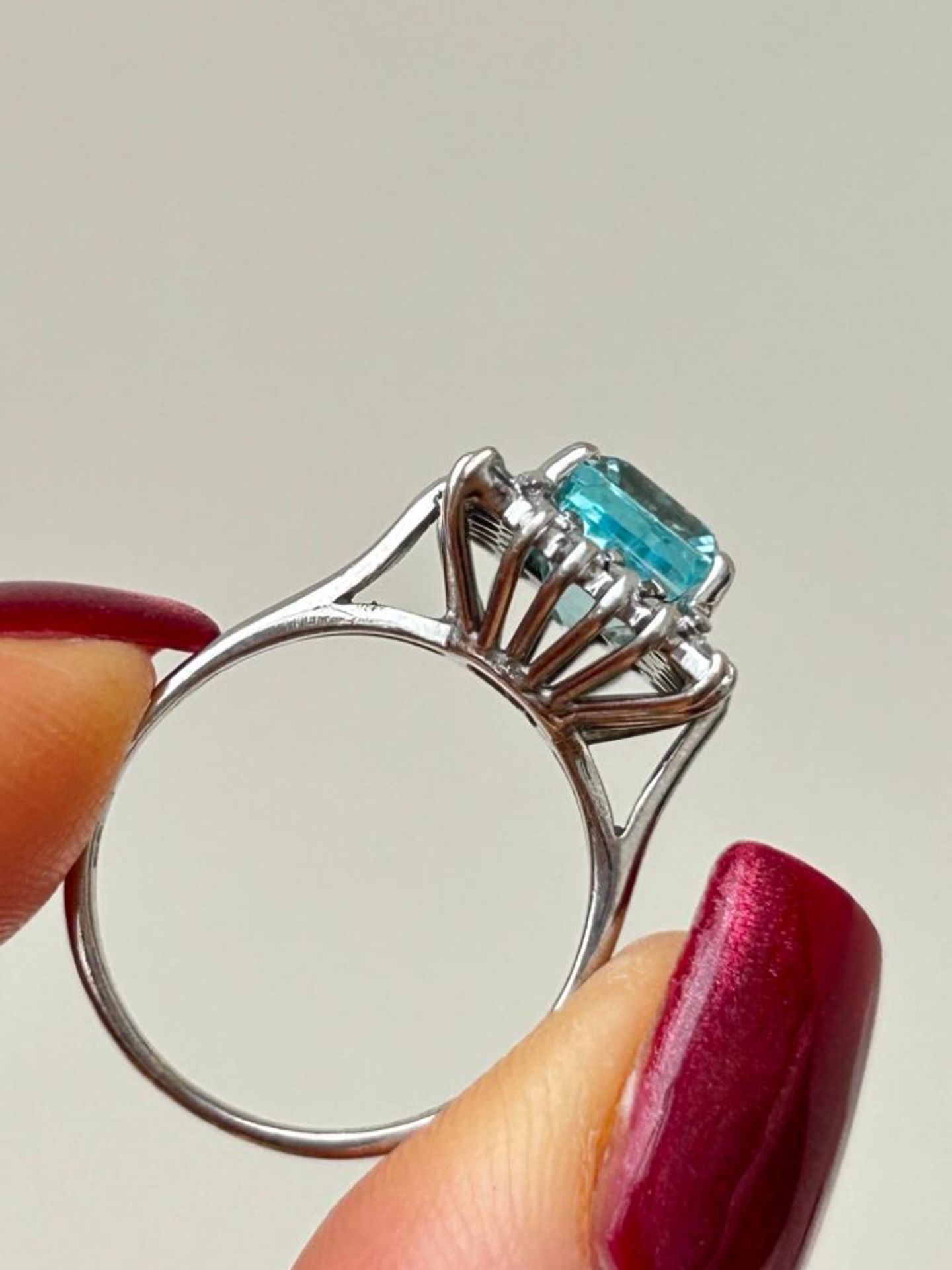 18ct White Gold Aquamarine and Diamond Ring - Image 6 of 9
