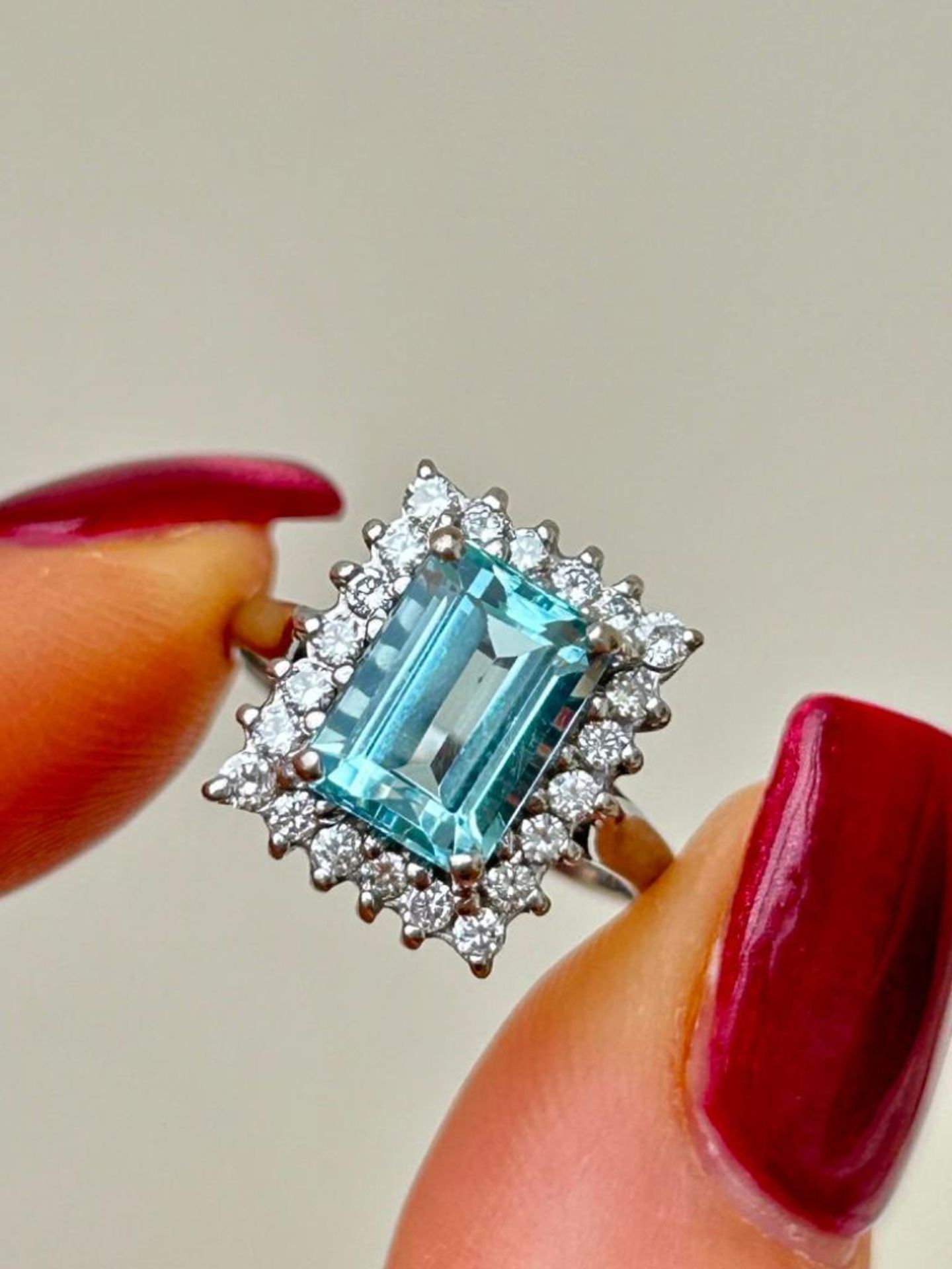 18ct White Gold Aquamarine and Diamond Ring - Image 3 of 9