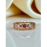 Sweet 9ct Gold 3 Stone Ring