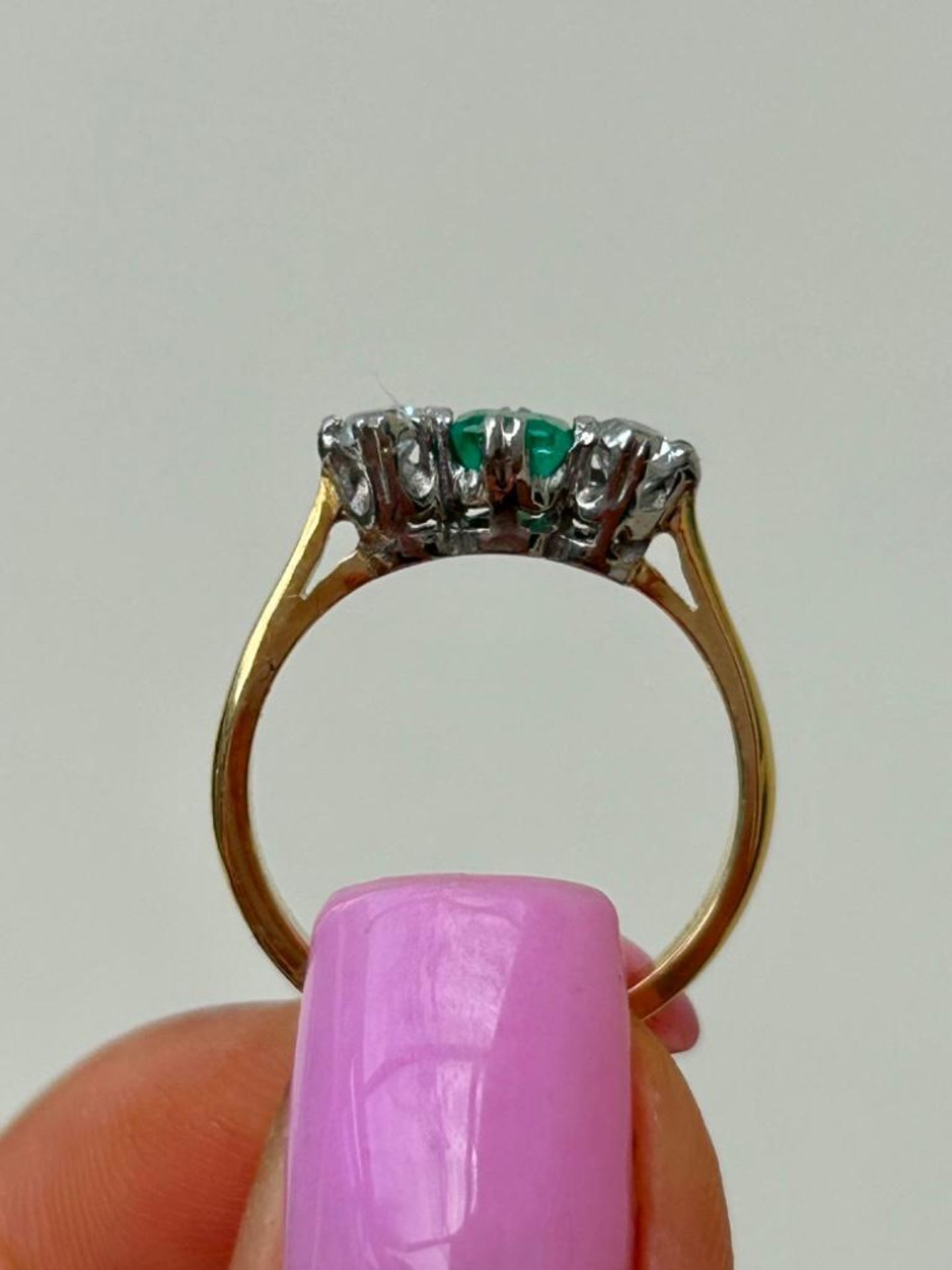Antique 18ct Gold Emerald and Diamond 3 Stone Ring - Image 5 of 7