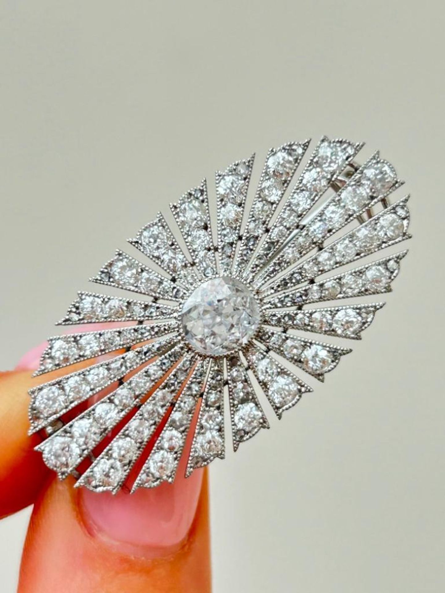 Large 5.9Carats Art Deco Era Diamond Platinum Brooch in Antique Box