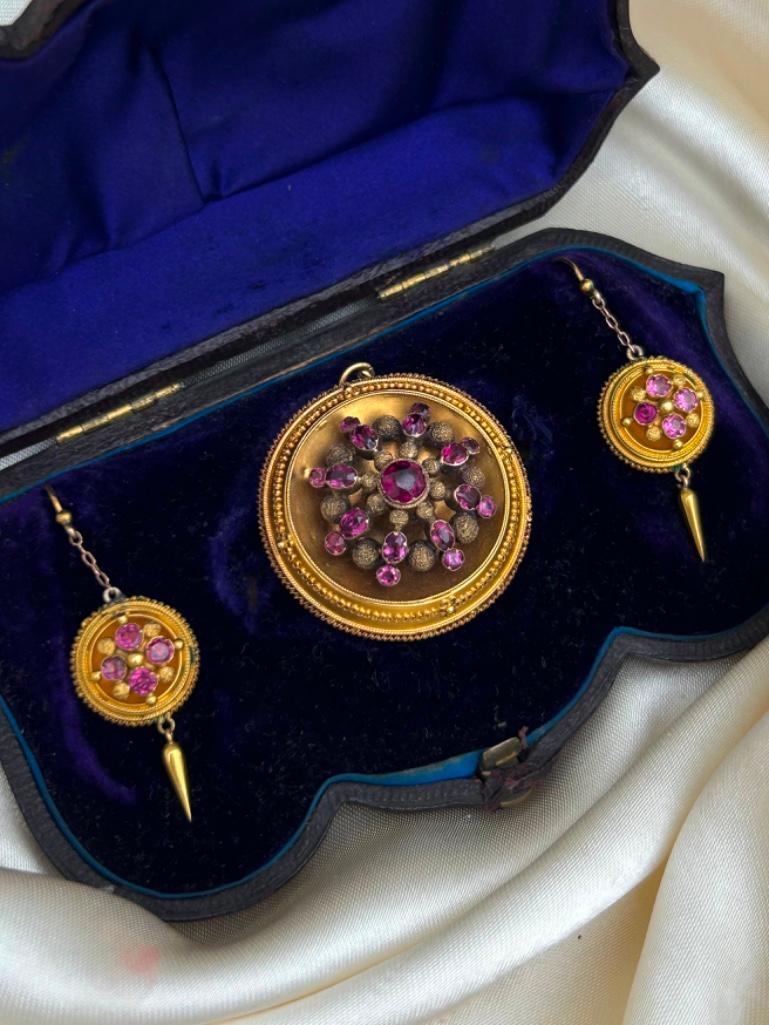 Antique 18ct Yellow Gold Pink Torpedo Earrings and Brooch Suite in Fitted Box - Image 9 of 12