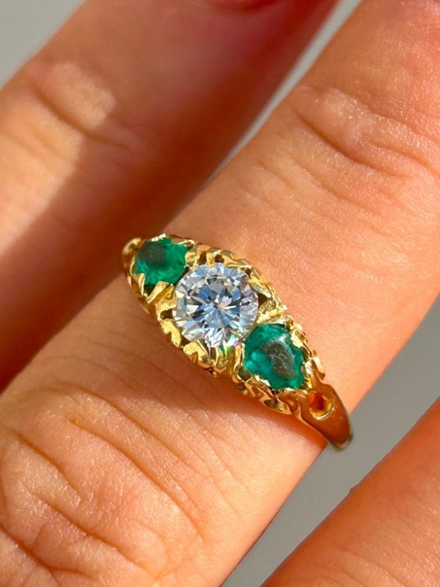 Antique 18ct Yellow Gold 3 Stone Emerald and Diamond Ring - Image 5 of 6