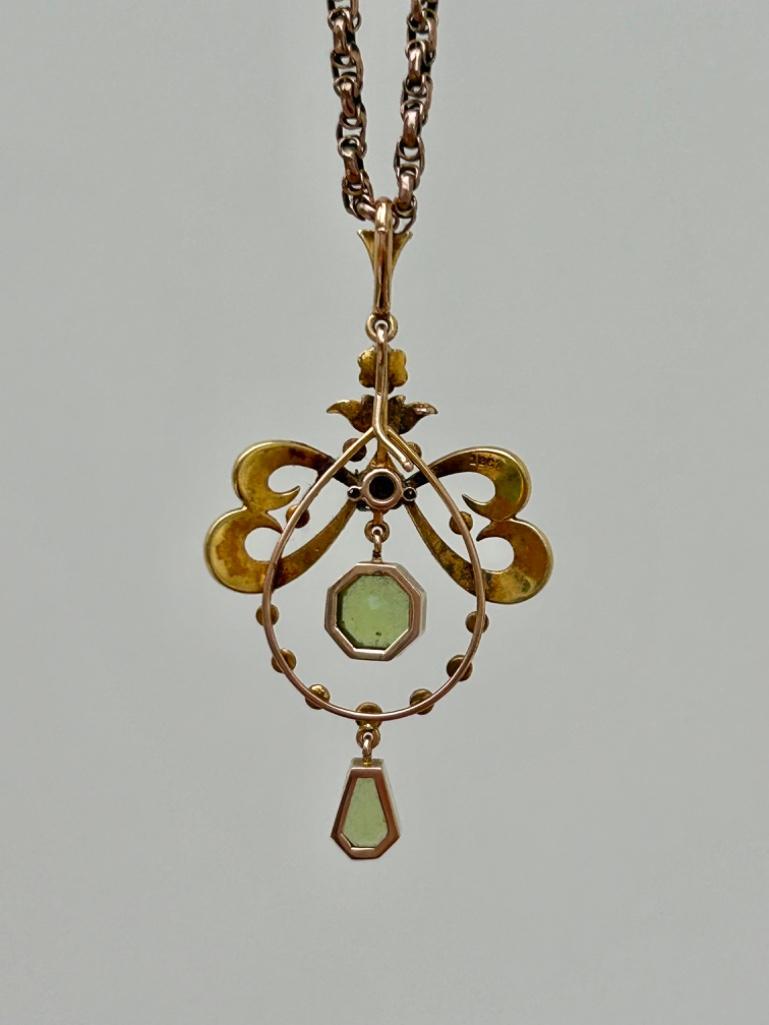 Antique 18ct Yellow Gold Peridot and Pearl Bow Pendant on Gold Chain - Image 4 of 6