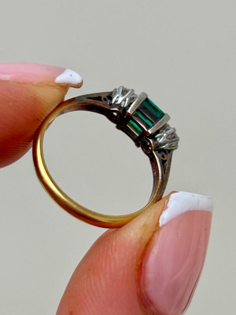 Amazing 18ct Yellow Gold Platinum Emerald and Diamond 3 Stone Ring - Image 5 of 6