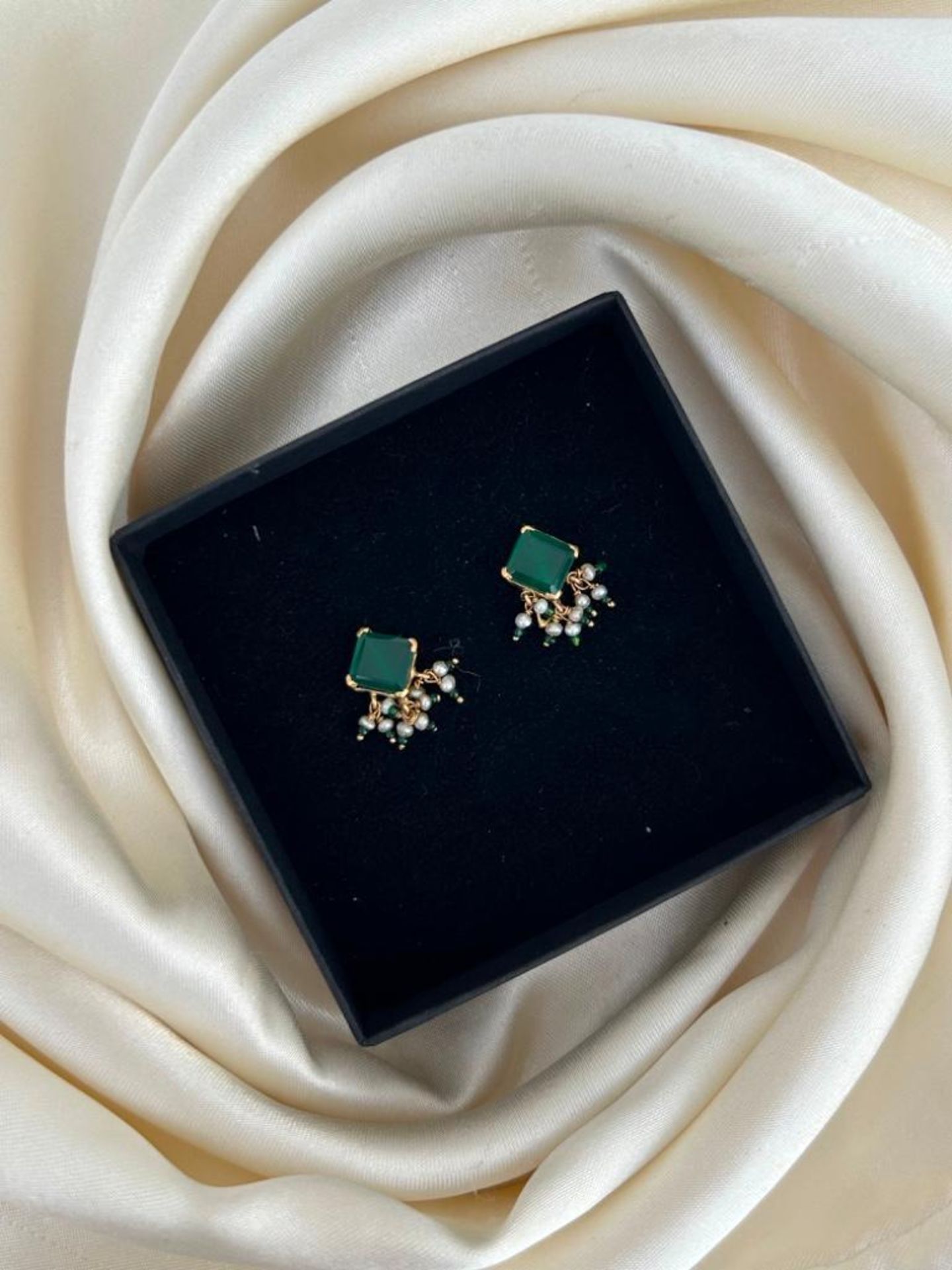 18ct yellow gold chrysoprase and pearl Earrings - Image 4 of 5