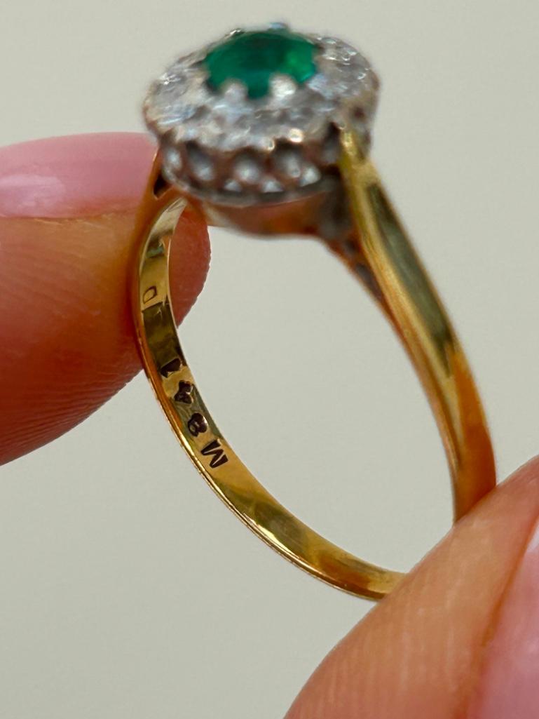 Wonderful 18ct Yellow Gold Emerald and Diamond Cluster Ring - Image 7 of 8