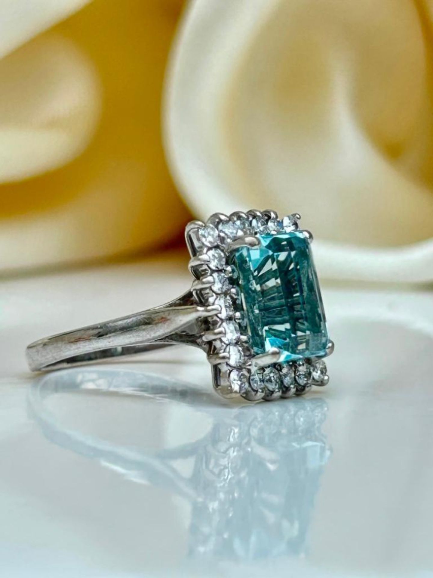 18ct White Gold Aquamarine and Diamond Ring - Image 2 of 9