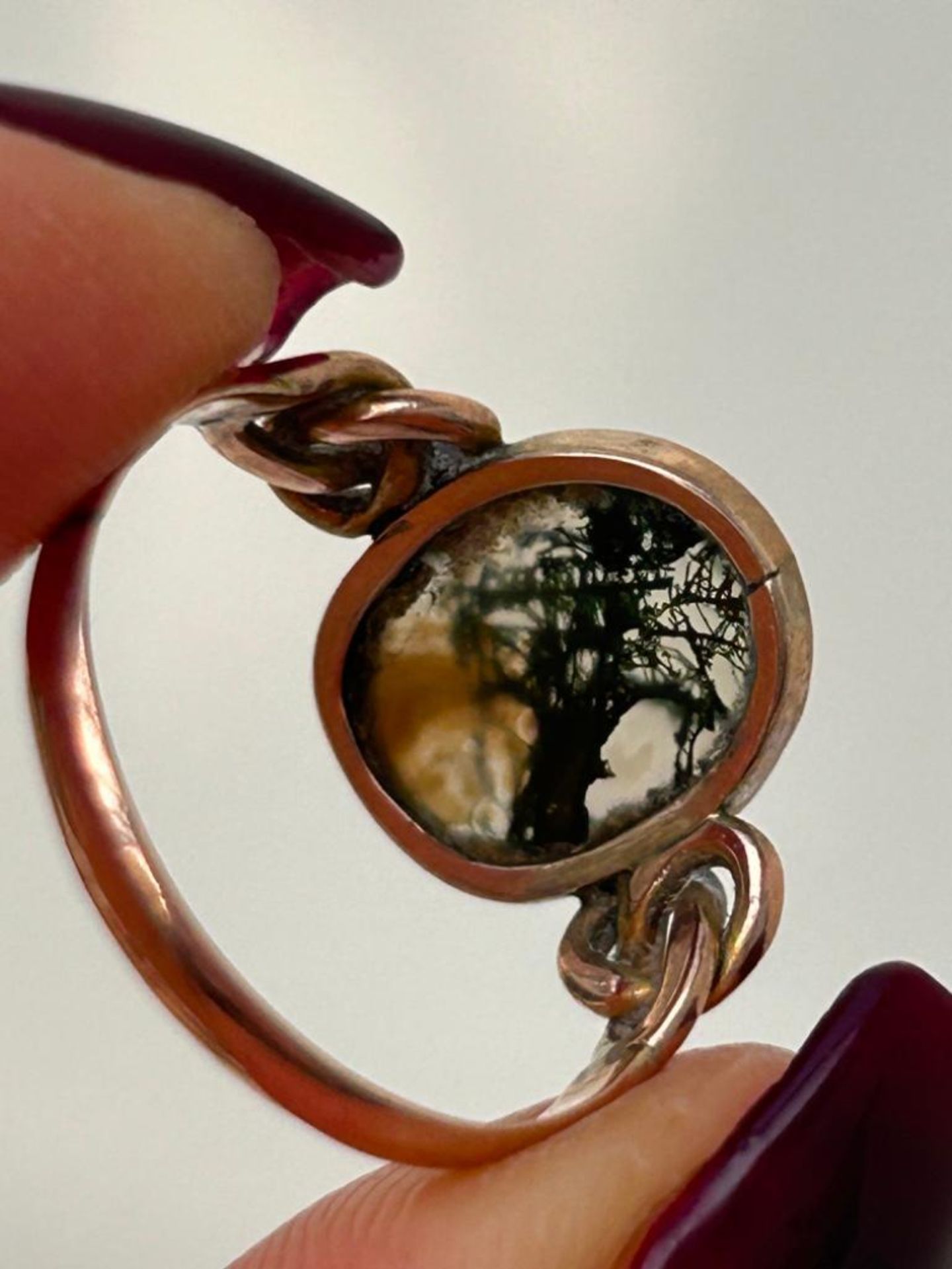 Antique Moss Agate 9ct Gold Ring with Lovers Knot Shoulder Details - Image 3 of 6