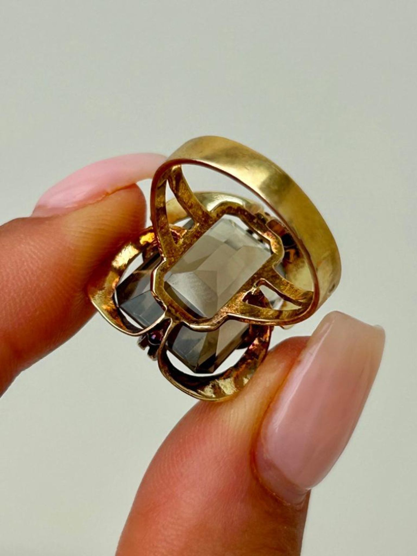 Large Unusual Design 9ct Gold Chunky Quartz Cocktail Ring - Image 4 of 6