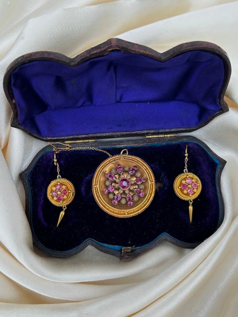 Antique 18ct Yellow Gold Pink Torpedo Earrings and Brooch Suite in Fitted Box - Image 12 of 12