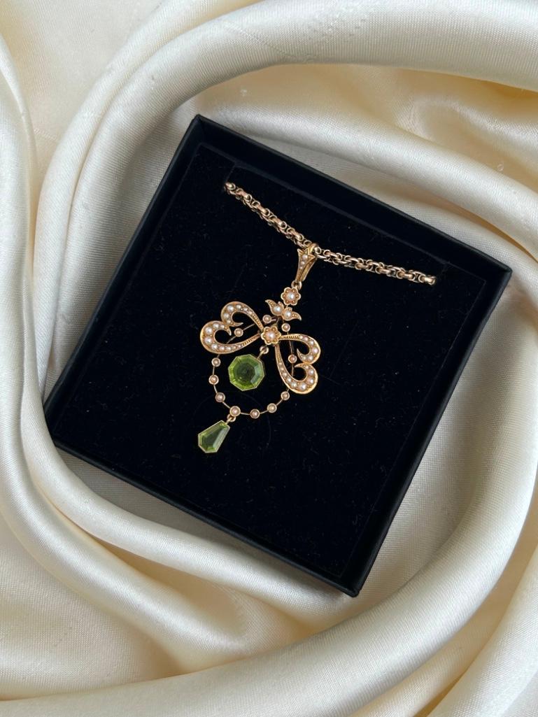 Antique 18ct Yellow Gold Peridot and Pearl Bow Pendant on Gold Chain - Image 3 of 6