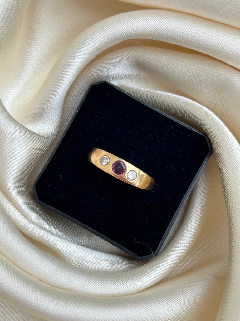 14ct Yellow Gold Ruby and Diamond 3 Stone Ring - Image 3 of 8