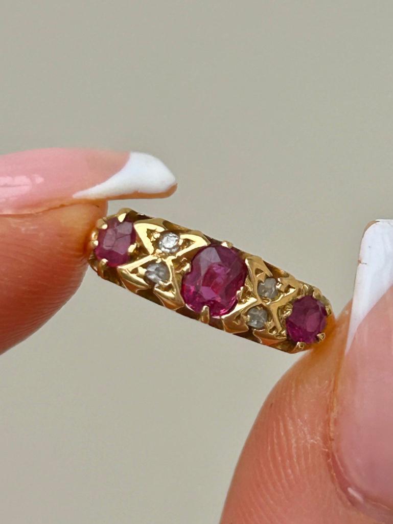 18ct Yellow Gold Ruby and Diamond Ring - Image 5 of 8