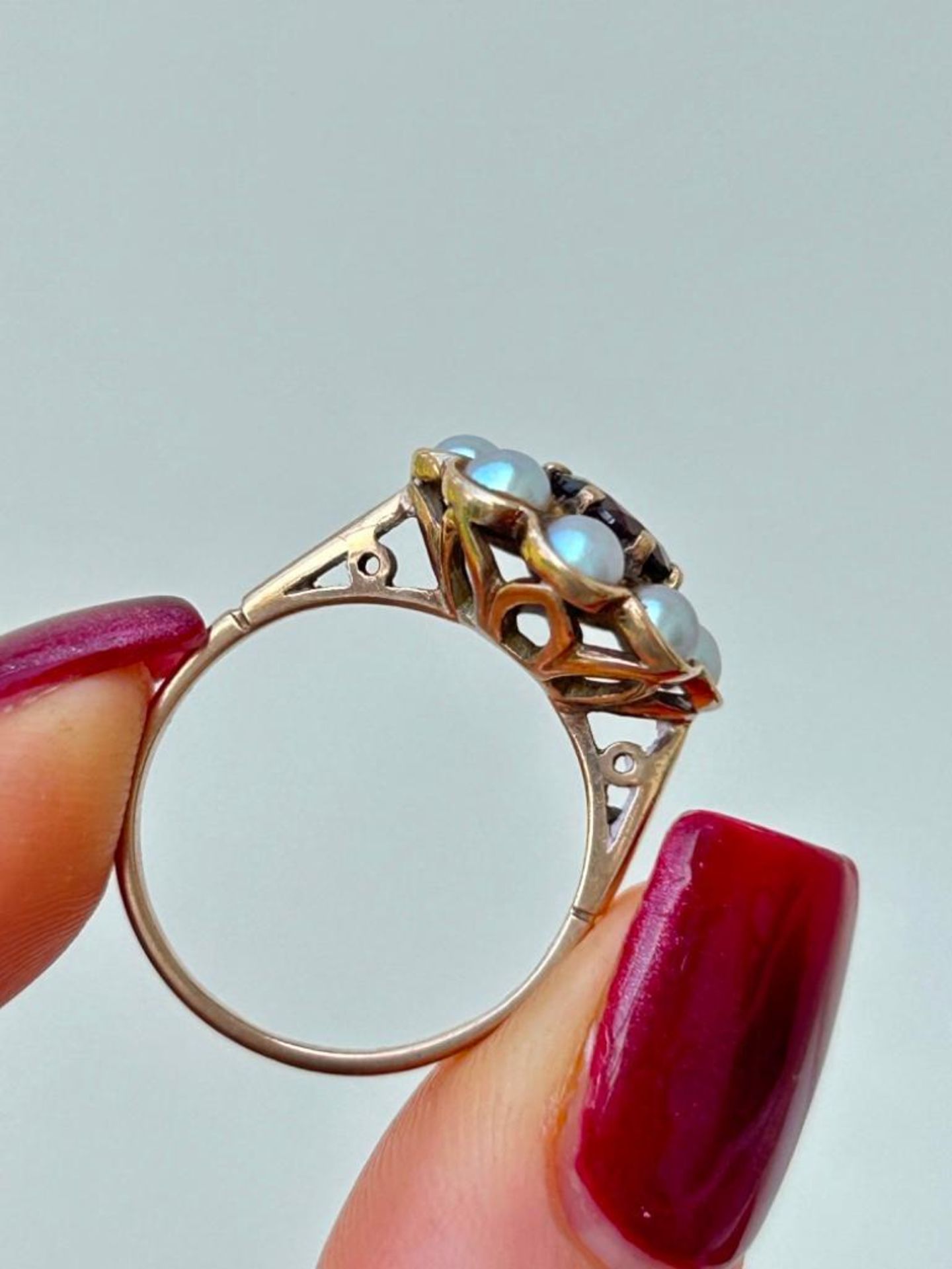 Chunky 9ct Yellow Gold Garnet and Pearl Ring - Image 4 of 7