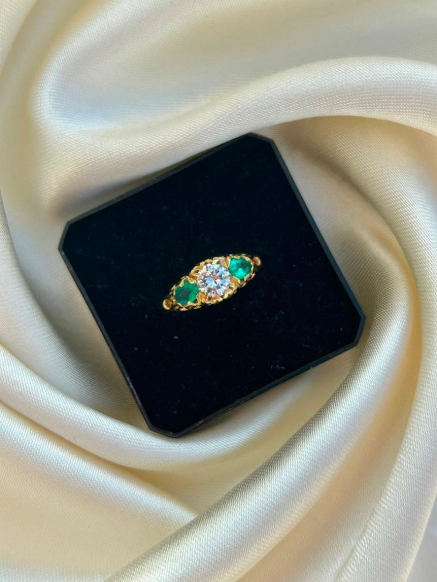 Antique 18ct Yellow Gold 3 Stone Emerald and Diamond Ring - Image 2 of 6
