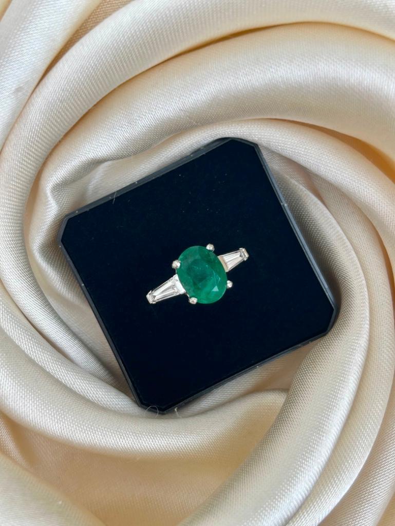 Wonderful Platinum Emerald Ring with Baguette Diamond Shoulders - Image 4 of 7