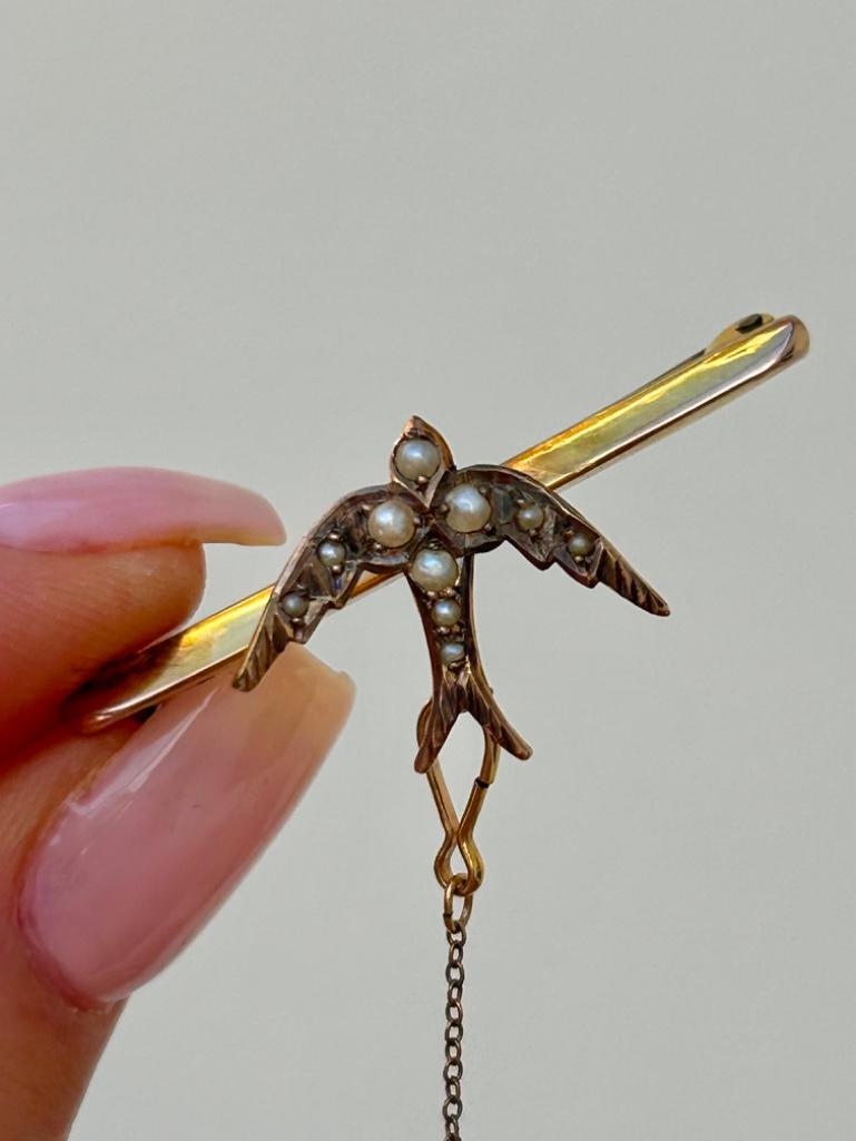 Antique 9ct Gold Pearl Swallow Bird Brooch with Safety Chain - Image 5 of 5