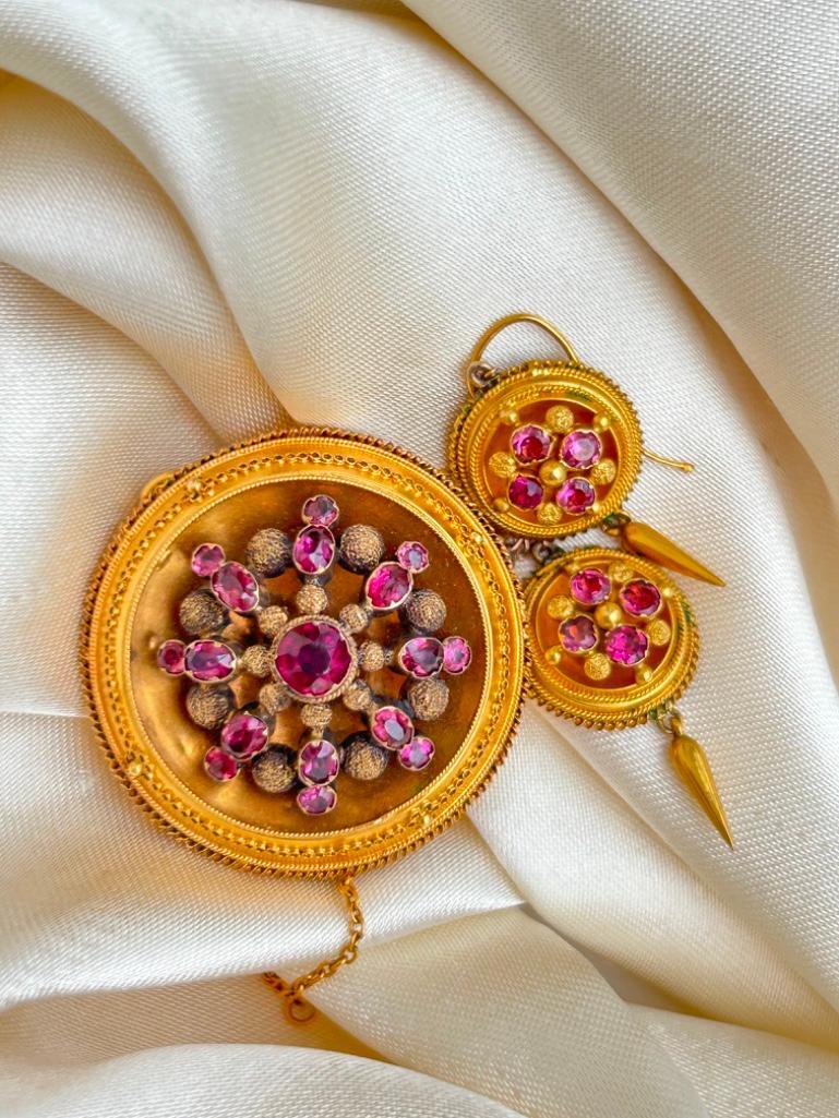 Antique 18ct Yellow Gold Pink Torpedo Earrings and Brooch Suite in Fitted Box - Image 2 of 12