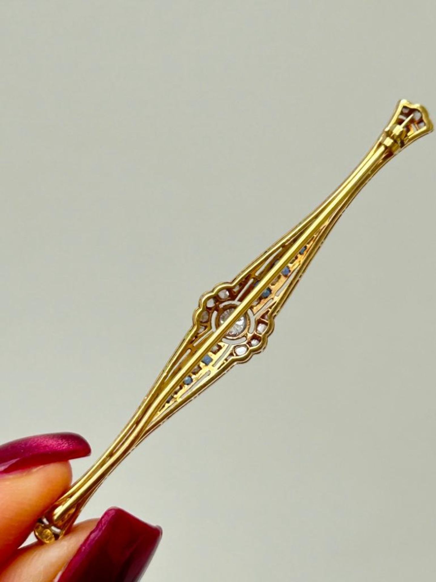 Wonderful Art Deco Era 18ct Gold Sapphire and Diamond Bar Brooch - Image 9 of 10