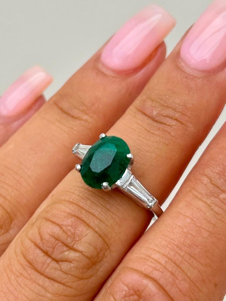 Wonderful Platinum Emerald Ring with Baguette Diamond Shoulders - Image 2 of 7