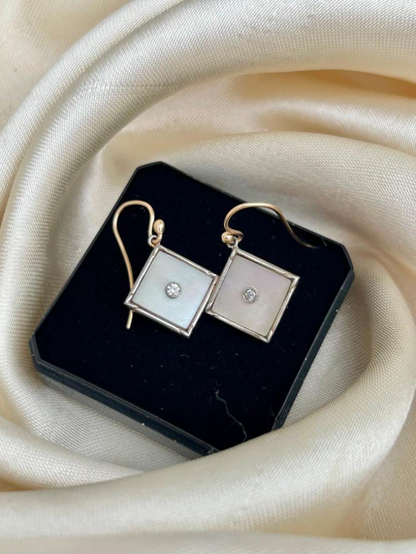 18ct Yellow Gold and Platinum Diamond and Mother of Pearl Earrings - Image 5 of 5