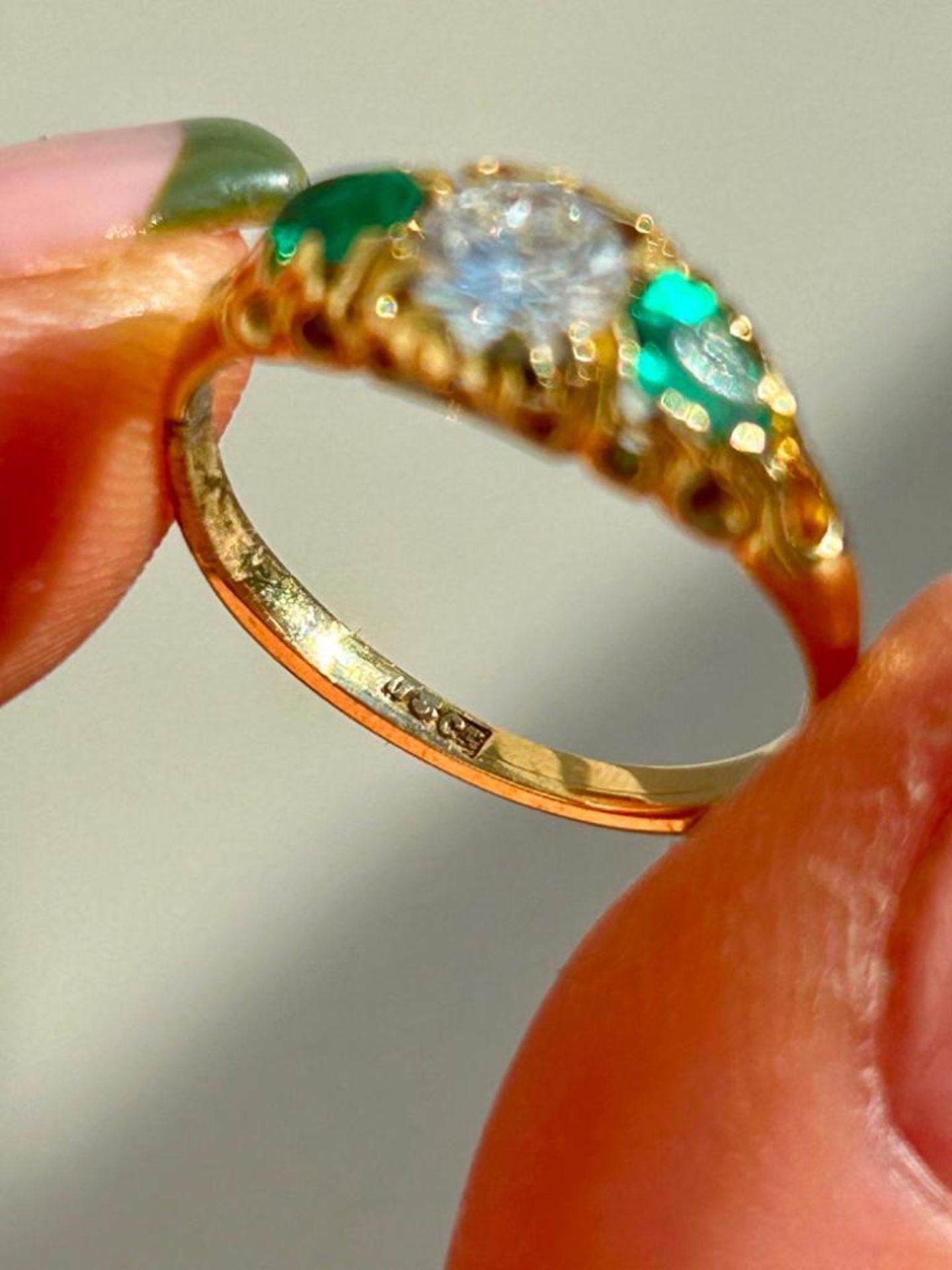 Antique 18ct Yellow Gold 3 Stone Emerald and Diamond Ring - Image 3 of 6