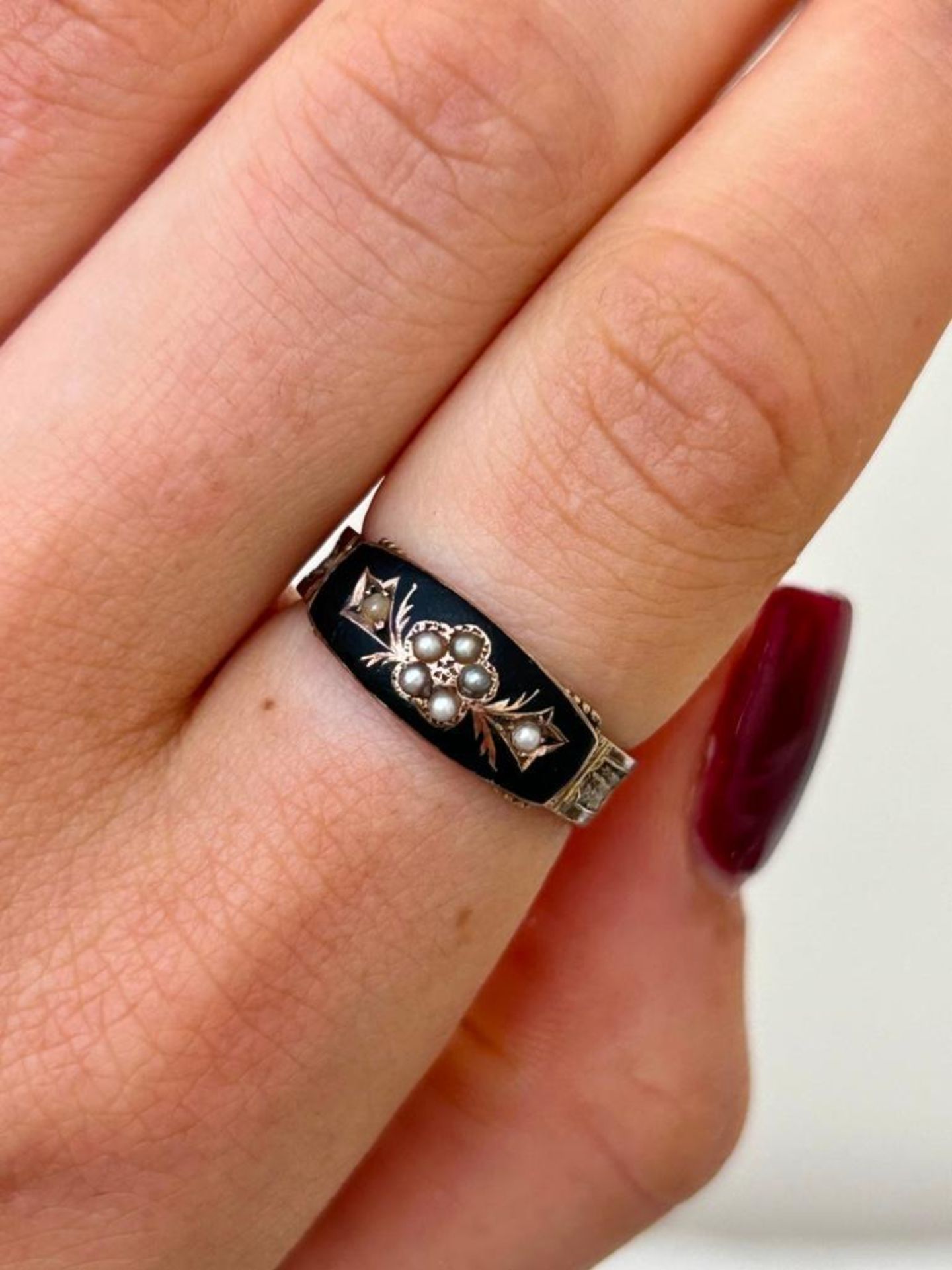 Antique 9ct Gold Black Enamel and Pearl Ring - Image 3 of 8