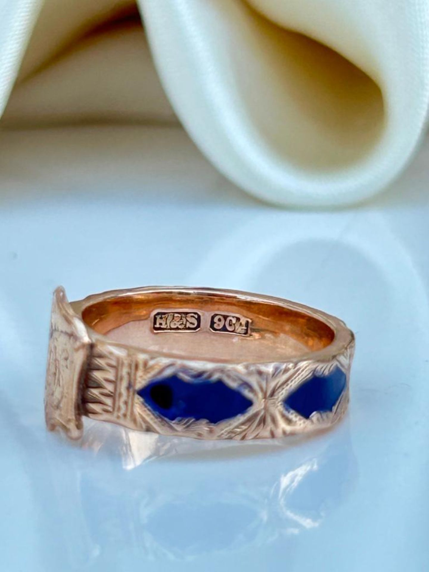 Antique 9ct Gold Blue Enamel shield Ring - Image 8 of 8