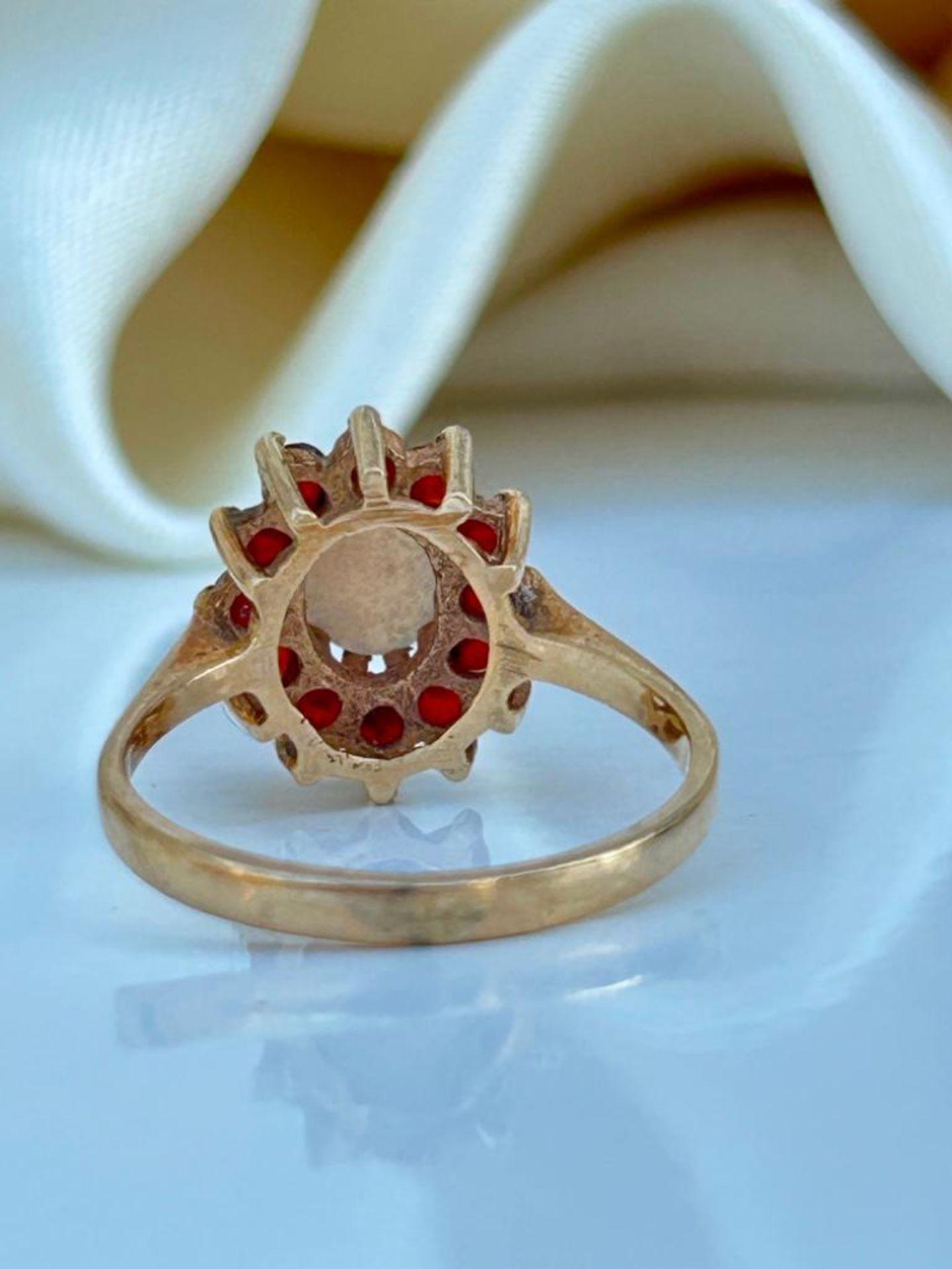 Vintage 9ct Yellow Gold Garnet and Opal Flower Ring - Image 6 of 7