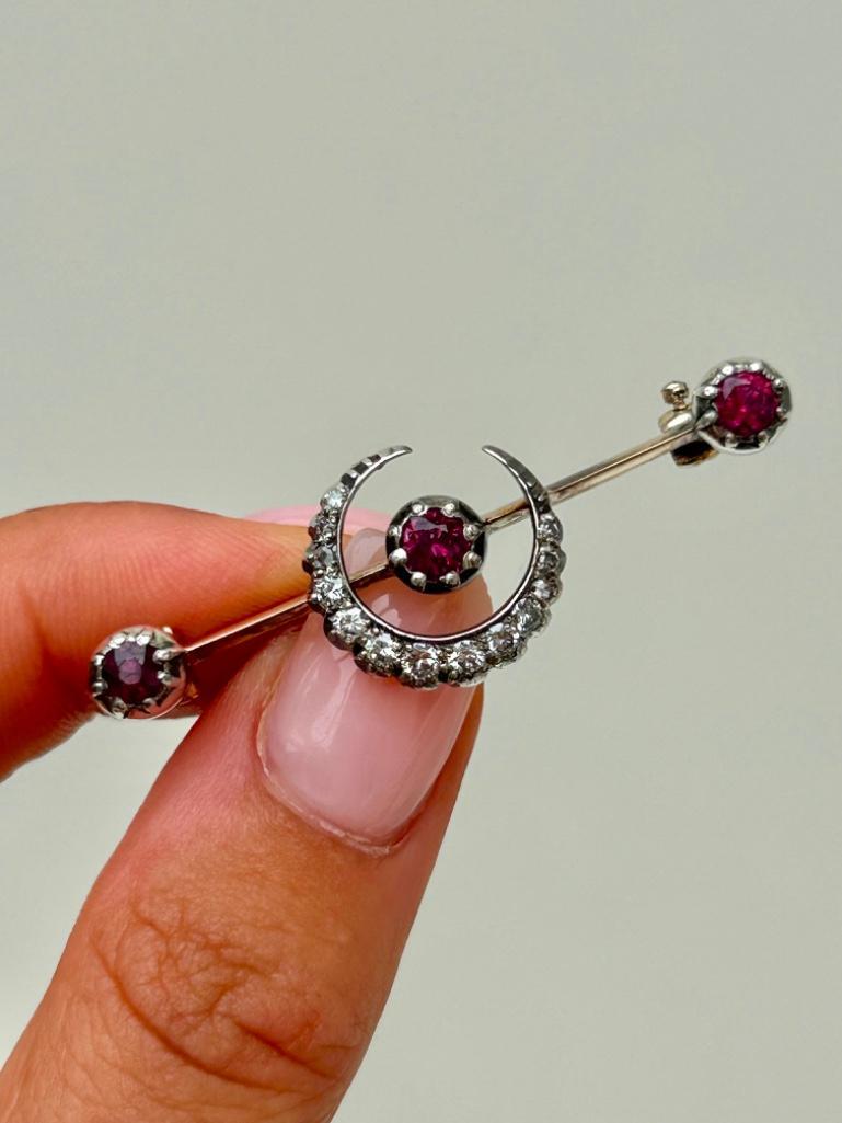 Large Antique Ruby and Diamond Boxed Crescent Brooch in Gold - Image 5 of 7