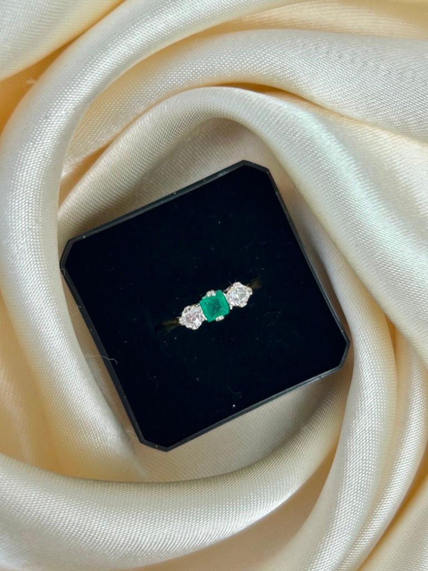 Antique 18ct Gold Emerald and Diamond 3 Stone Ring - Image 3 of 7