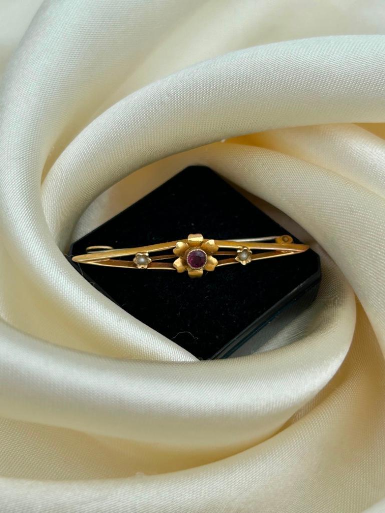 Amethyst and Pearl Flower Bar Brooch in Yellow Gold - Image 3 of 5