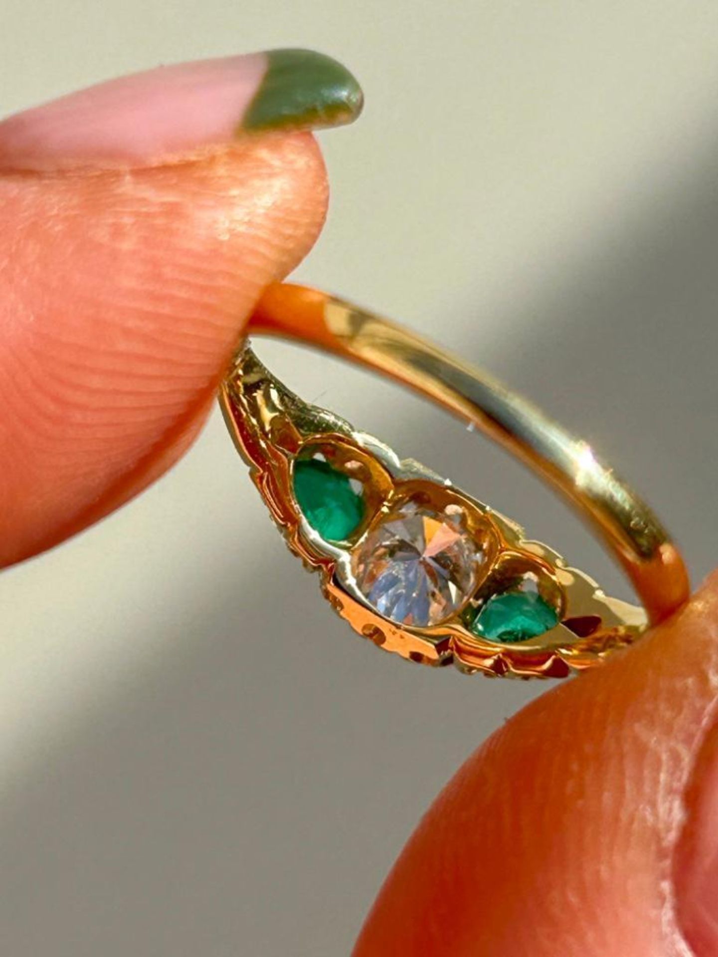 Antique 18ct Yellow Gold 3 Stone Emerald and Diamond Ring - Image 4 of 6