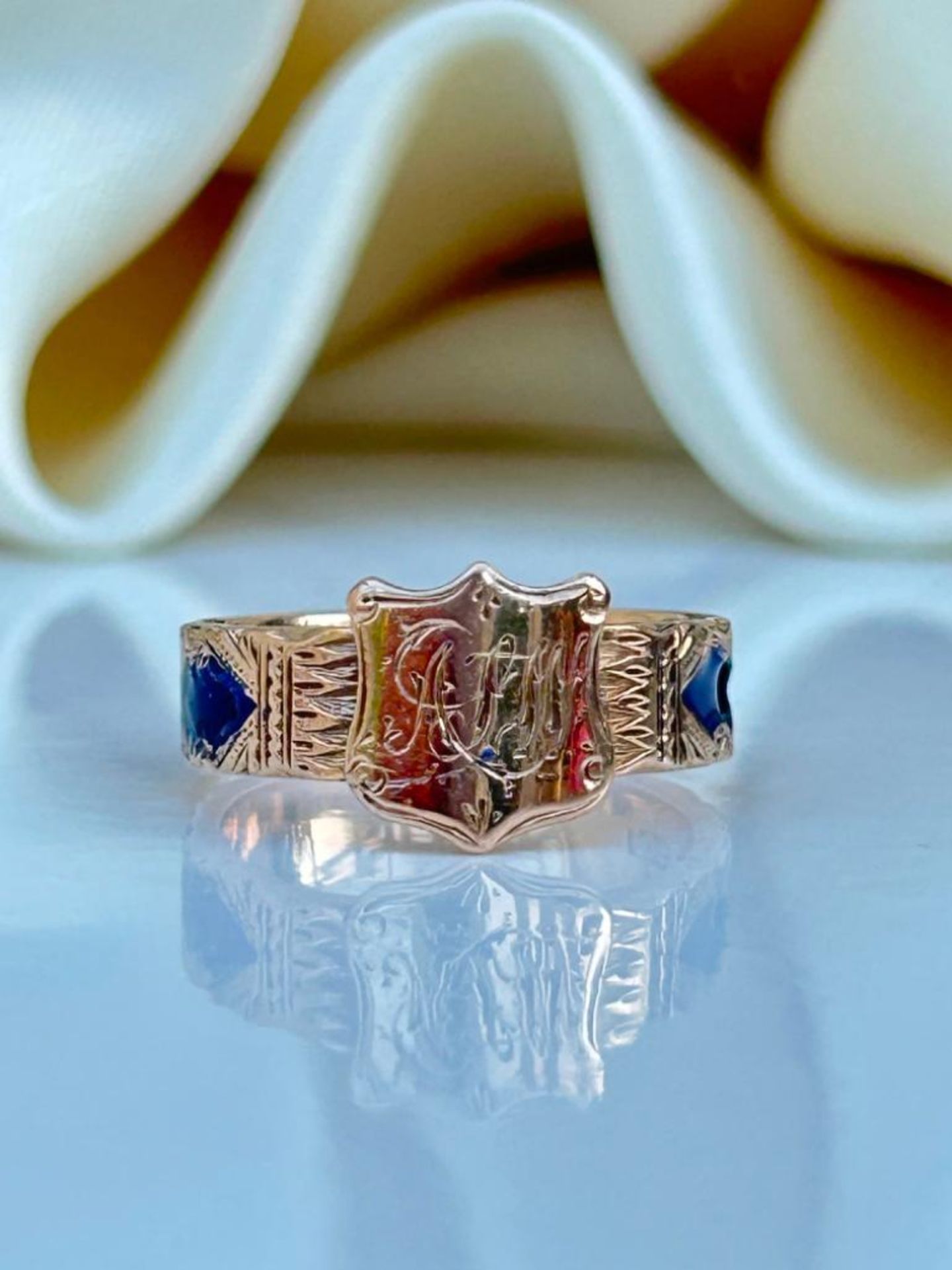 Antique 9ct Gold Blue Enamel shield Ring