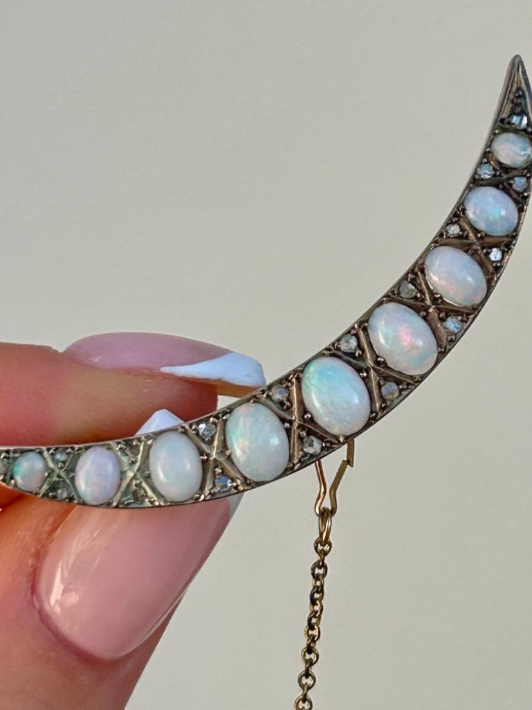 Antique Cabochon Opal and Diamond Crescent Brooch in Gold - Image 6 of 7