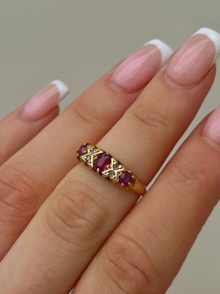 18ct Yellow Gold Ruby and Diamond Ring - Image 3 of 8