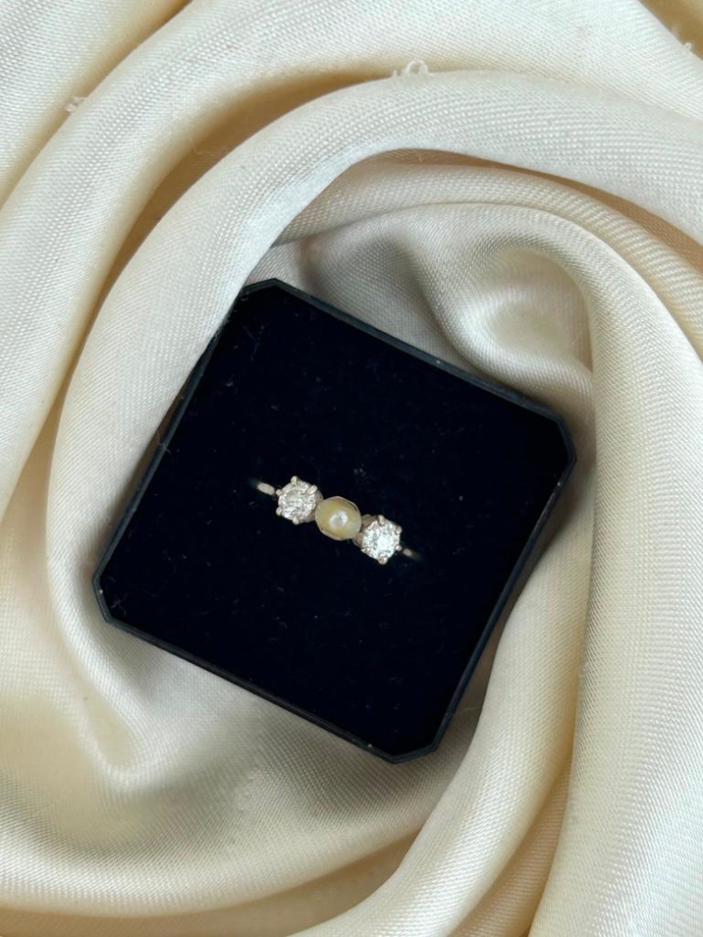 Antique White Gold Pearl and Diamond 3 Stone Ring - Image 6 of 7