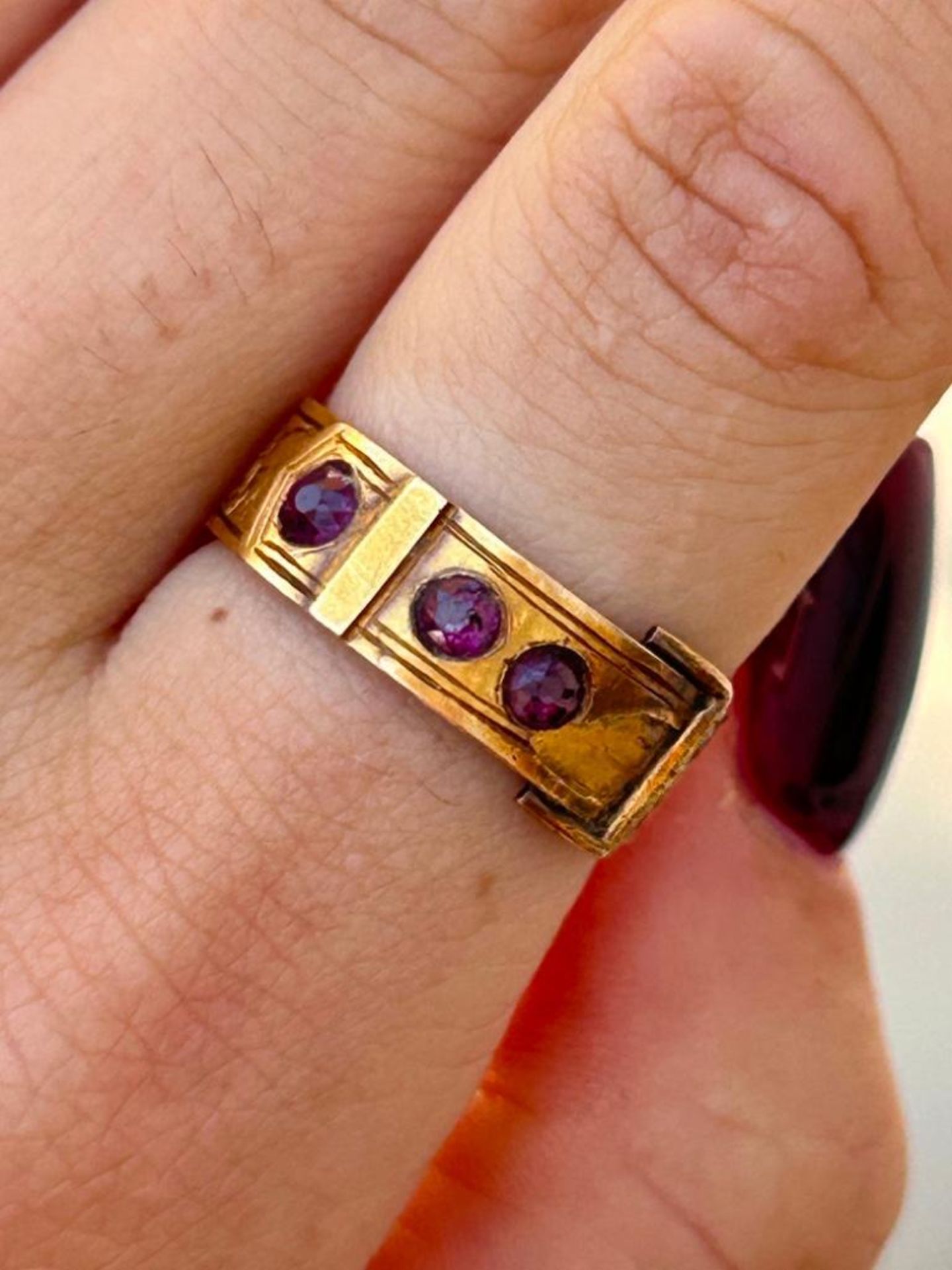 Chunky 18ct Gold Buckle Ring with Amethyst - Image 2 of 8
