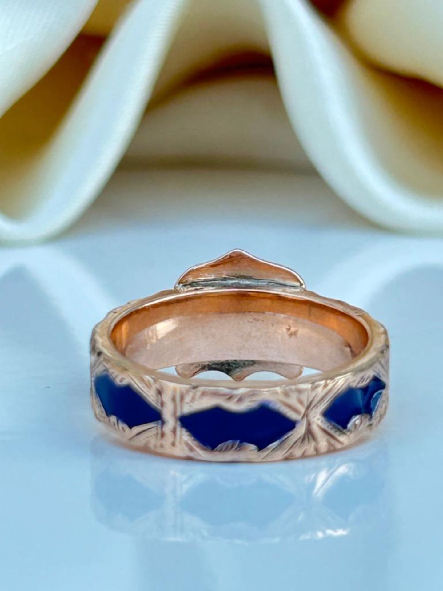 Antique 9ct Gold Blue Enamel shield Ring - Image 6 of 8