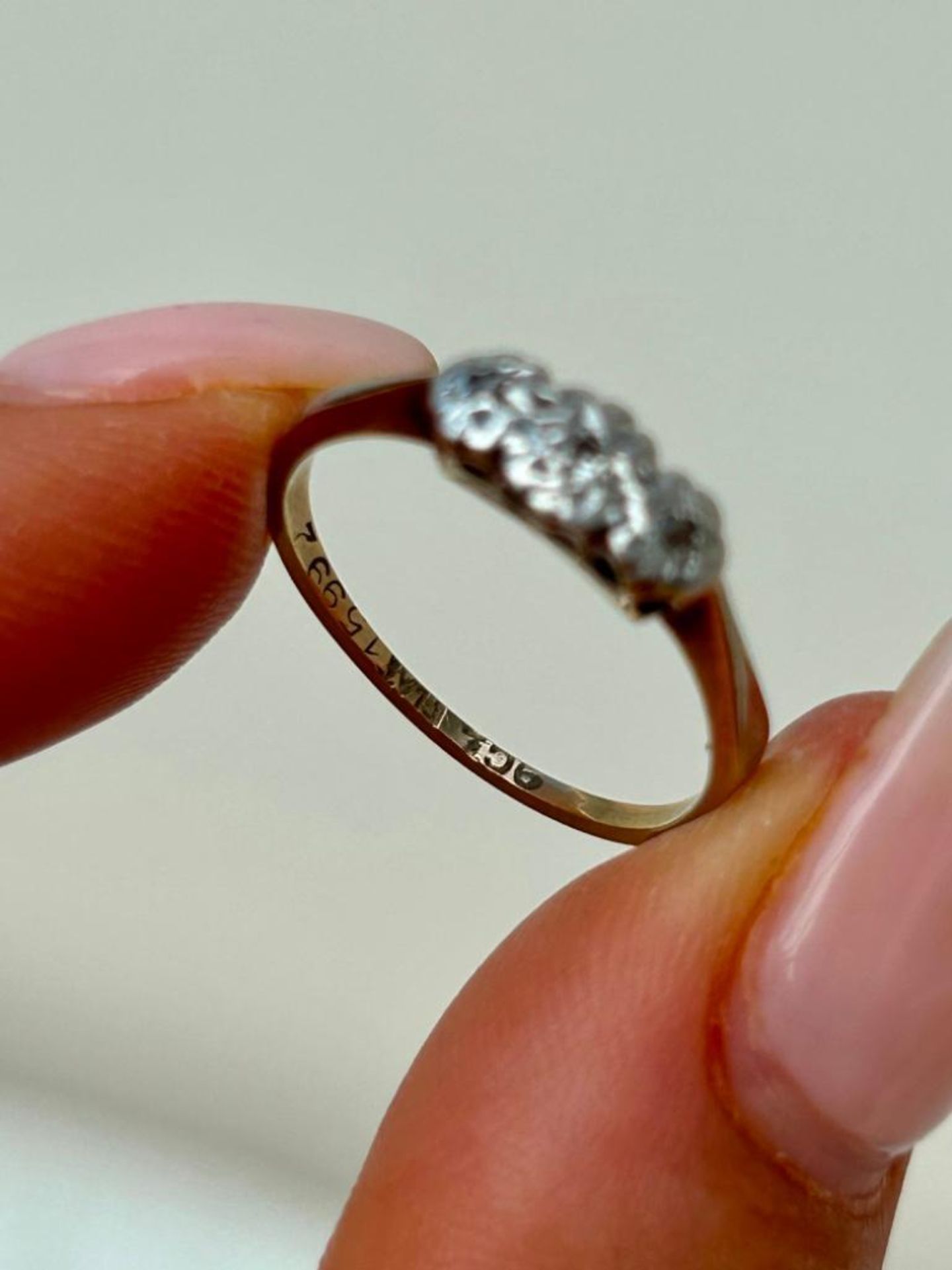 Sweet 9ct Gold and Platinum Diamond 3 Stone Ring - Image 4 of 6