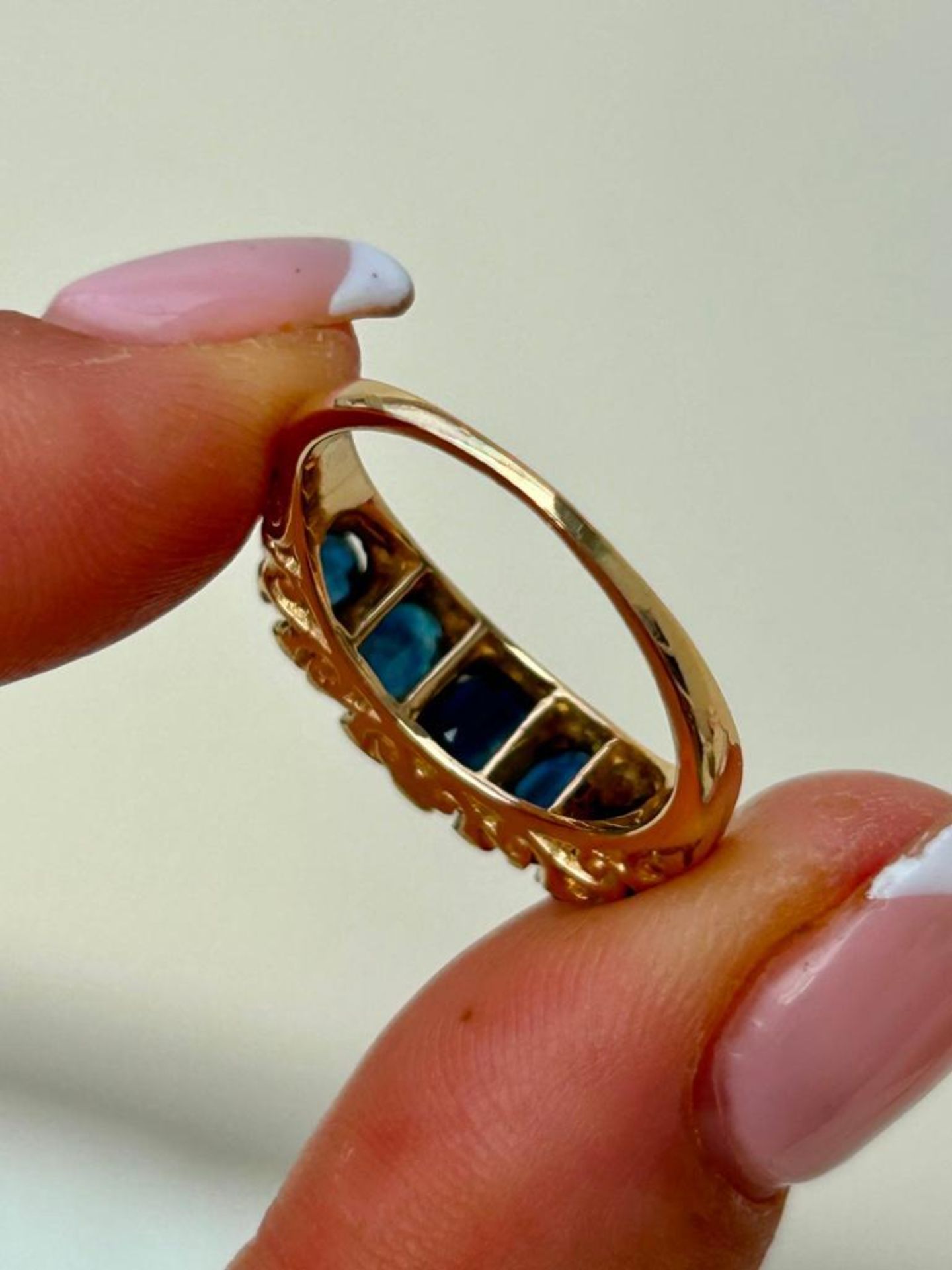 Vintage Chunky Sapphire 5 Stone Ring with Diamond Points in Yellow Gold - Image 5 of 6