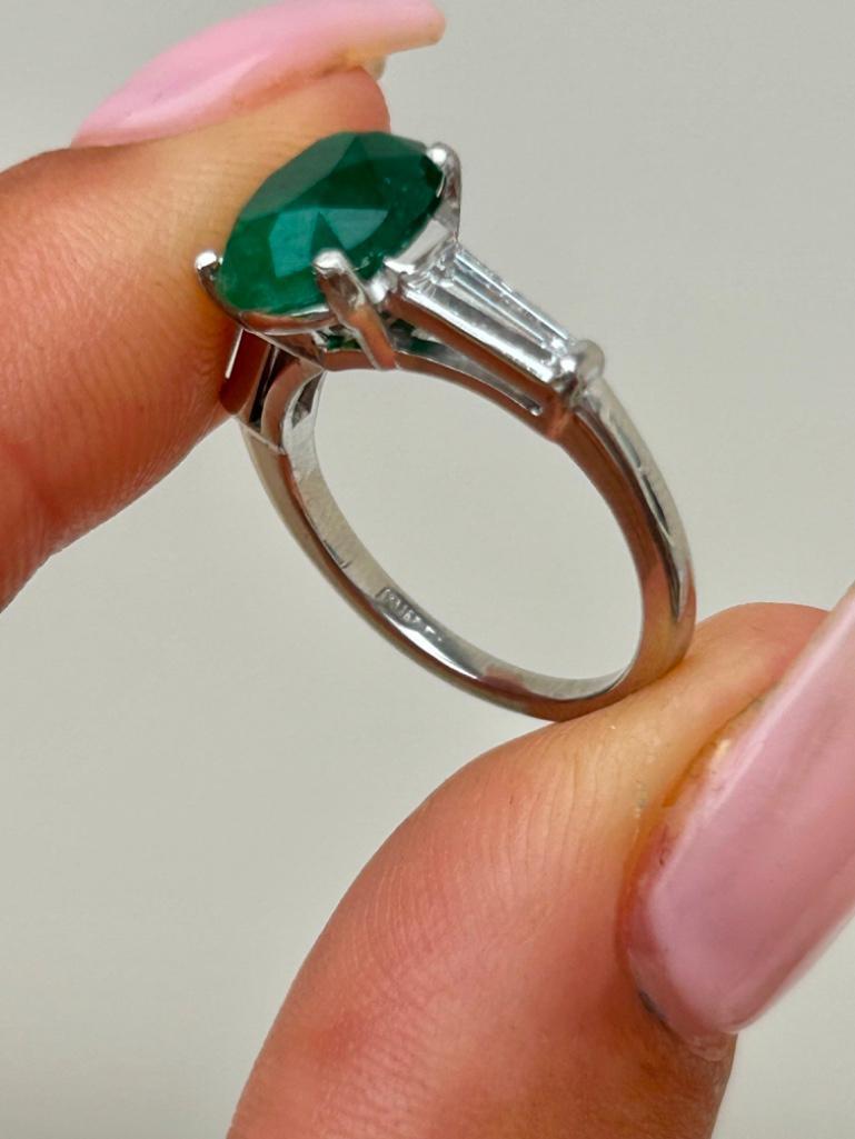 Wonderful Platinum Emerald Ring with Baguette Diamond Shoulders - Image 7 of 7