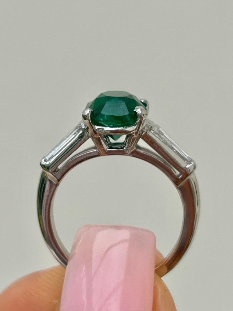 Wonderful Platinum Emerald Ring with Baguette Diamond Shoulders - Image 3 of 7