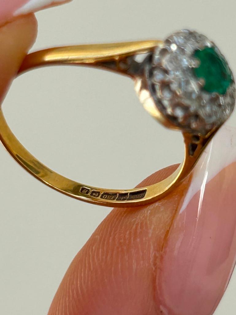 Wonderful 18ct Yellow Gold Emerald and Diamond Cluster Ring - Image 5 of 8