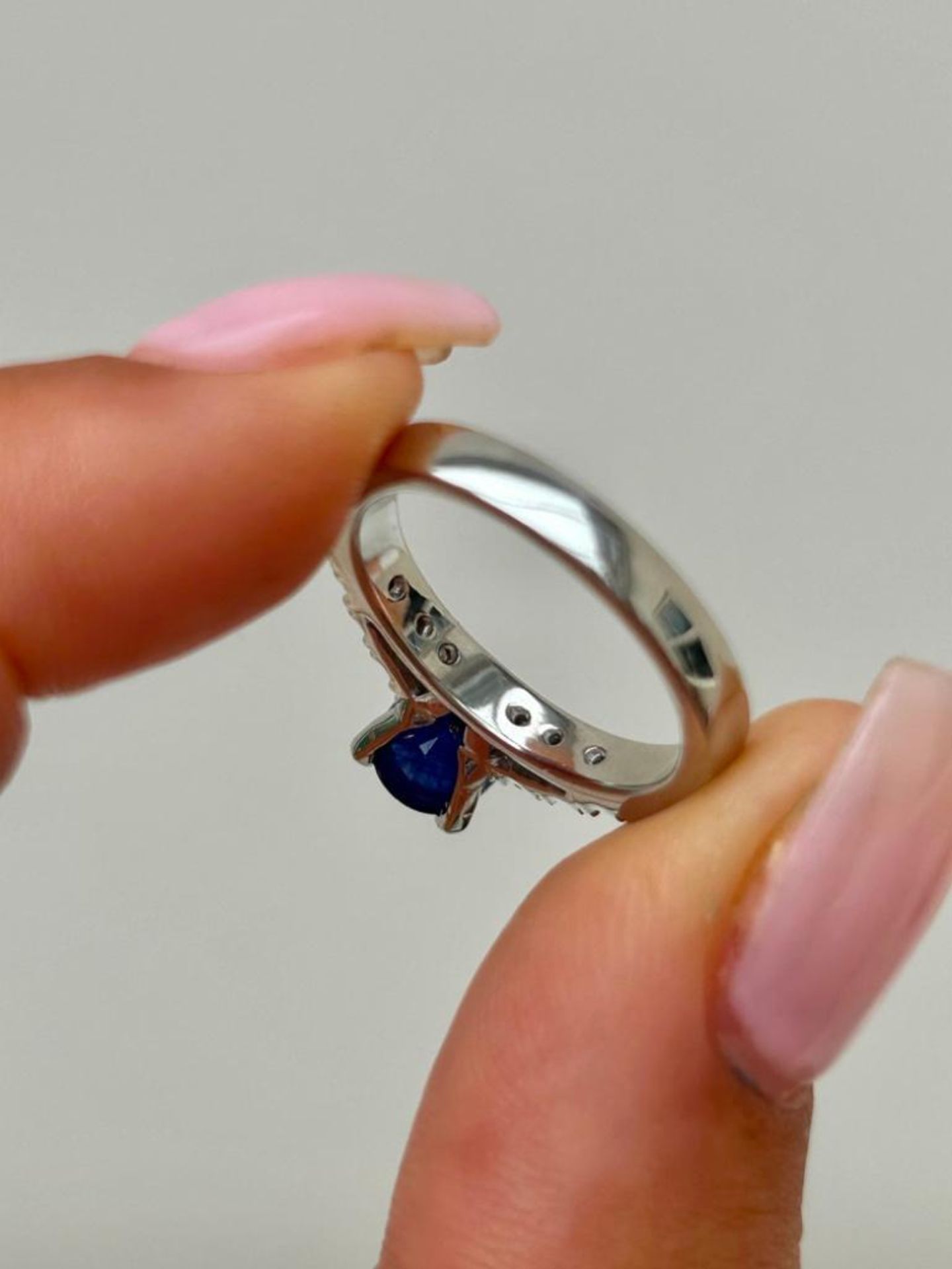 Wonderful Heavy Platinum Sapphire Ring with Diamond Shoulders - Image 7 of 7