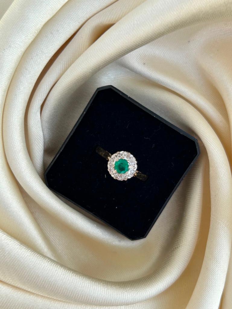 Wonderful 18ct Yellow Gold Emerald and Diamond Cluster Ring - Image 8 of 8